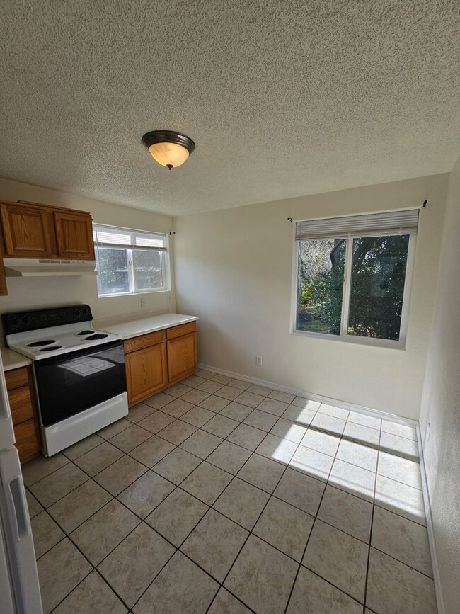 Building Photo - THIS 1 BEDROOM 1 BATH IS A GEM ON THE EAST...