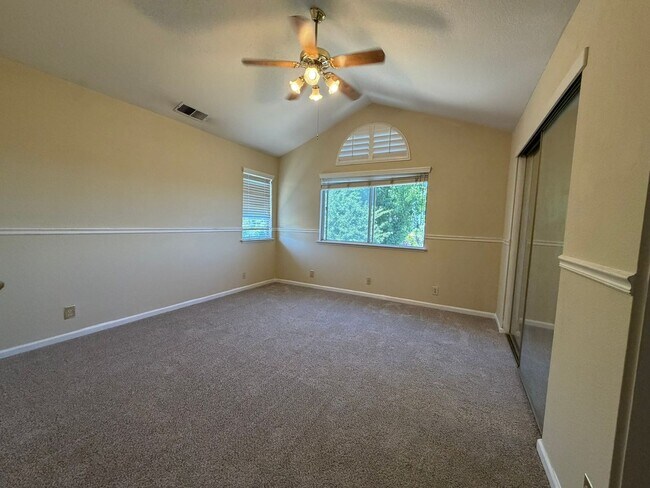 Building Photo - AVAILABLE NOW! Come view this 5 Bedroom single family home in Rocklin!
