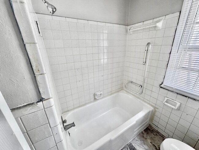 Building Photo - 2736 Dunn Ave