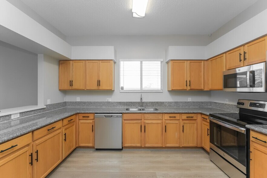 Building Photo - 12812 Longcrest Dr