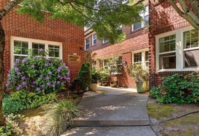 Building Photo - Charming 1 Bedroom, 1 Bath Large Apt in In...