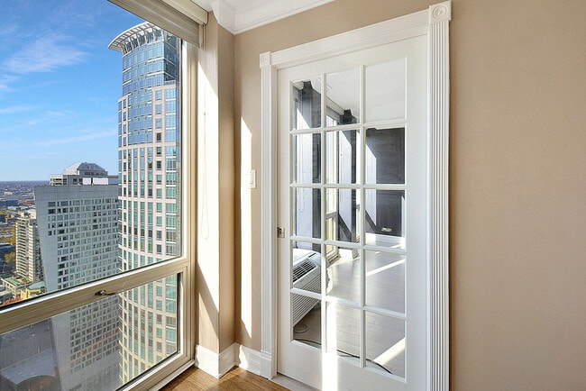 Building Photo - 111 E Chestnut St