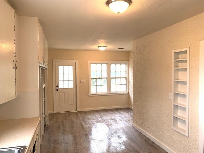 Building Photo - 1209 Avenue G