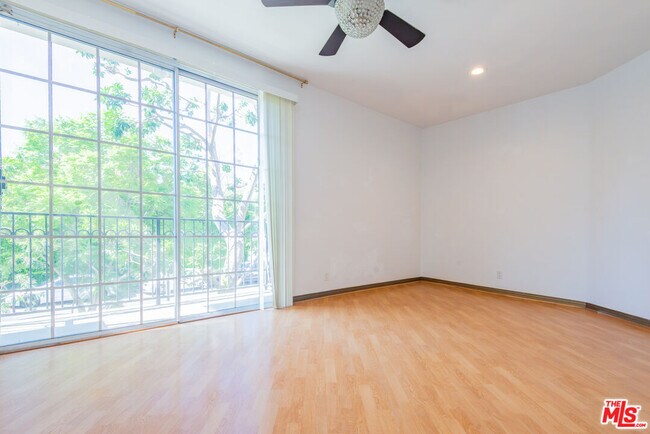 Building Photo - 458 N Oakhurst Dr