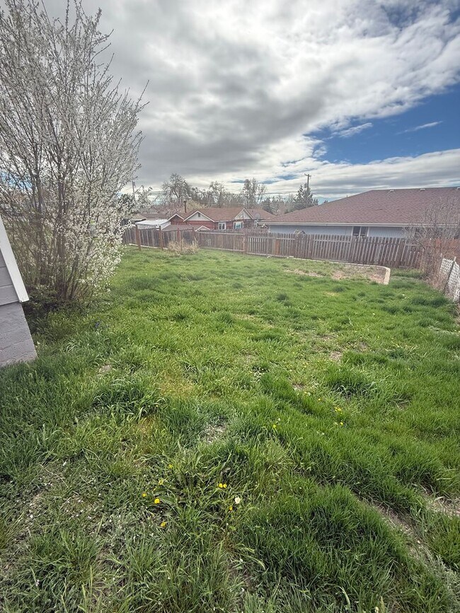 Building Photo - 2 Bedroom House