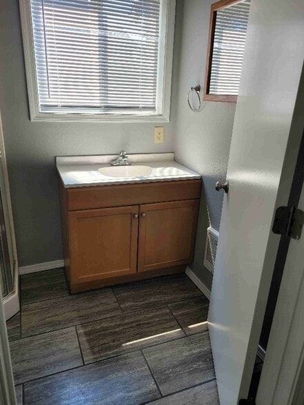 Building Photo - 1926 SW Reindeer Ave