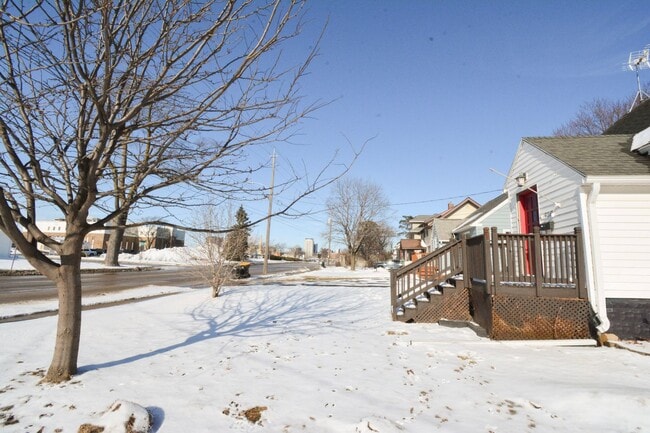 Building Photo - Updated 3 Bed, 1 Bath Home Near Downtown & Soldiers Field