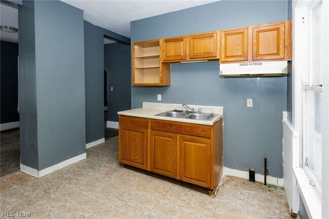 Building Photo - 2142 W 105th St