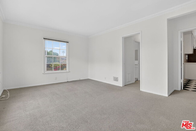 Building Photo - 314 N St Andrews Pl