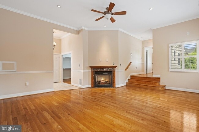 Building Photo - 5905 Lone Oak Dr