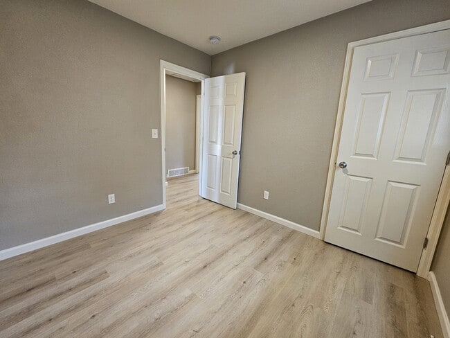 Building Photo - 8958 Circle Dr