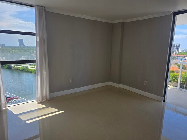 Building Photo - 3701 N Country Club Dr