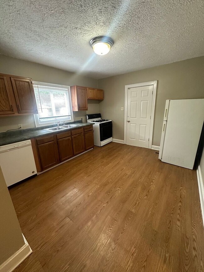 Building Photo - 649 Golfview Dr