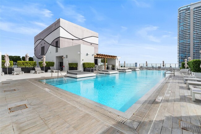 Building Photo - 1010 Brickell Ave