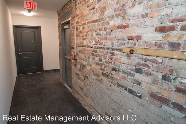 Building Photo - 5850 N 13th St