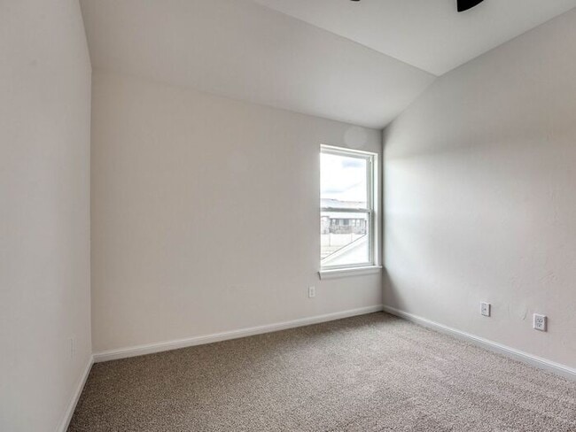 Building Photo - Luxury, Zero Maintenance Living in Edmond!