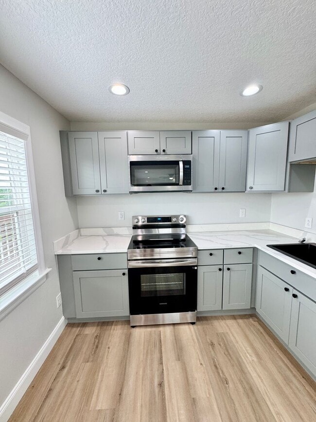 Building Photo - Beautifully Renovated 2-Bed/1-Bath Upstair...