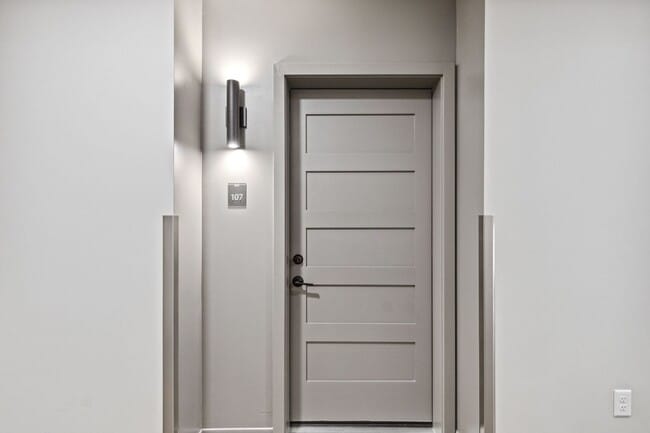 Building Photo - Hip Strip Furnished Condo in Reed Building $2,500 / Month - DATES NEGOTIABLE