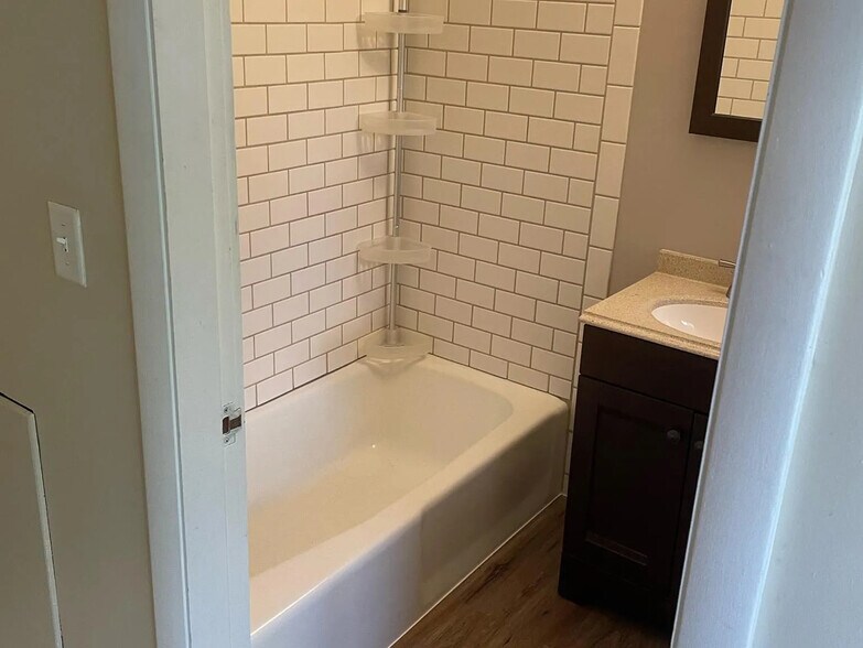 Building Photo - 11 Lawrence St