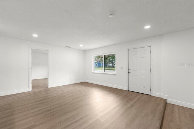 Building Photo - 1087 Swan St