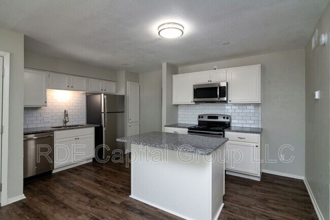 Primary Photo - 8009 W Elizabeth Ln