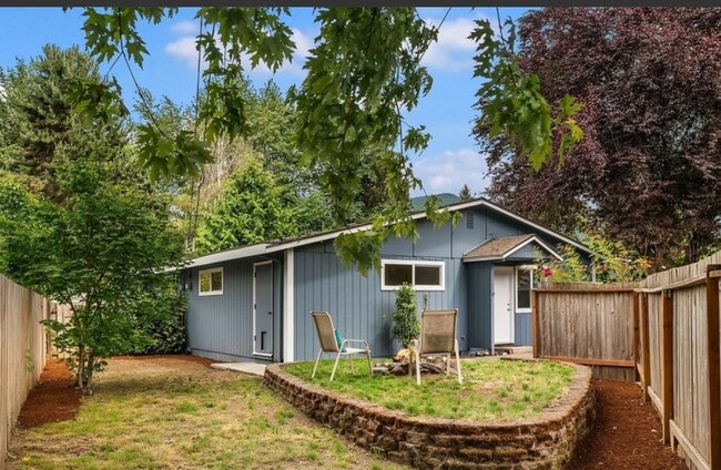Building Photo - Modern 2 Bed, 1 Bath Duplex in Prime Olde ...