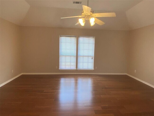 Building Photo - 104 Sumac St