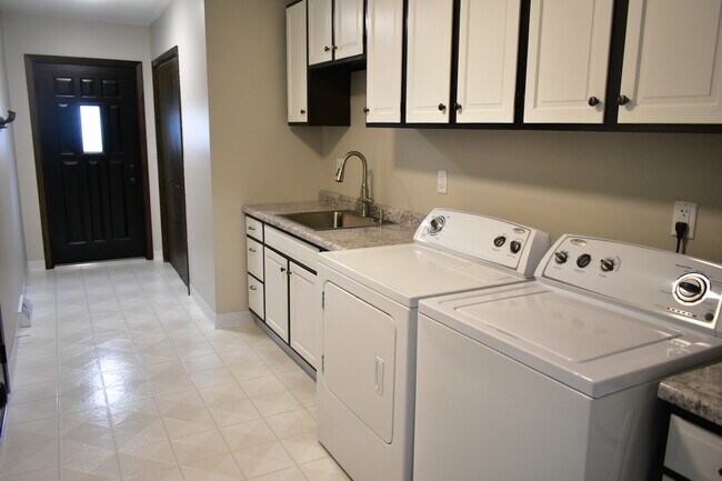 Building Photo - 1208 Oak St N