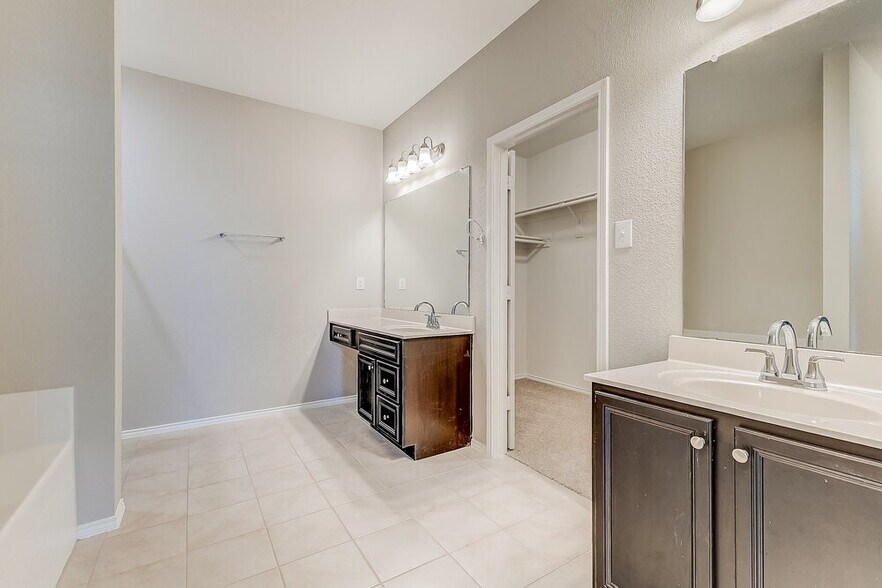 Building Photo - 4208 Glen Abbey Dr