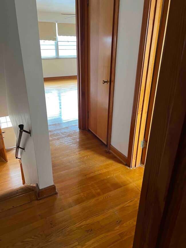 upstairs hallway - 705 Broadway Blvd