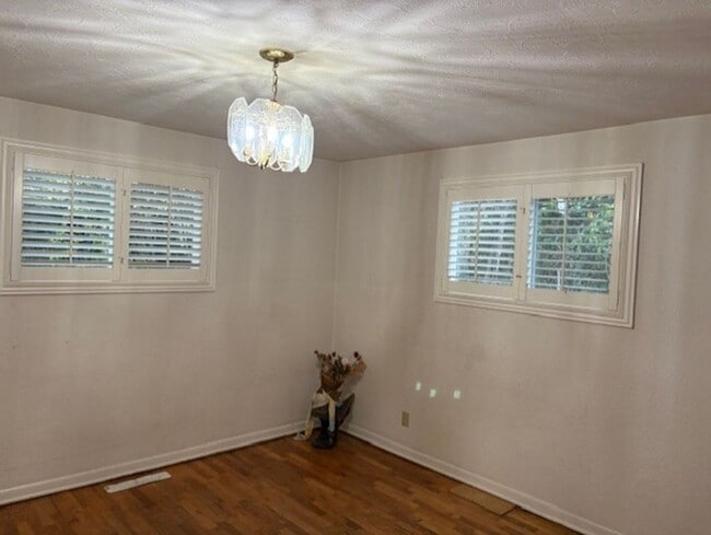 Building Photo - Charming home with large bedrooms