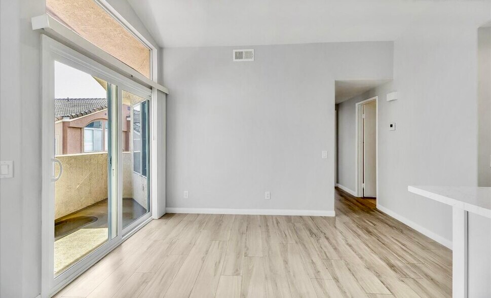 Building Photo - 400 Sanibelle Cir