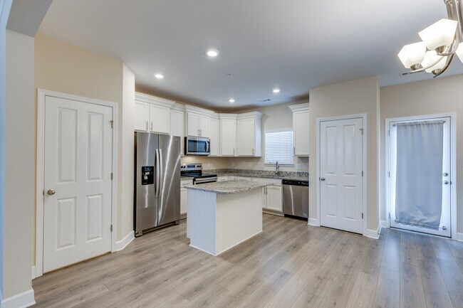 Building Photo - 2029 Serenity St