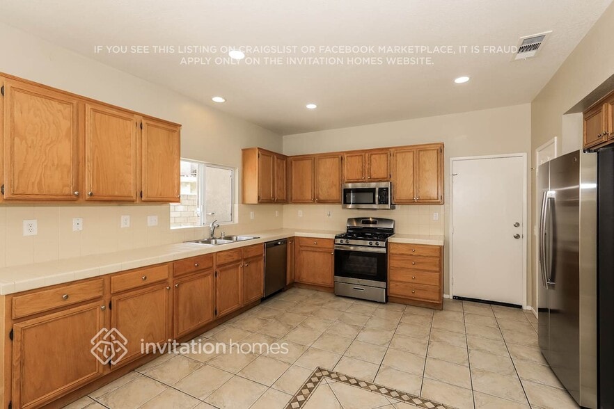 Building Photo - 26186 Lawrence Union Dr