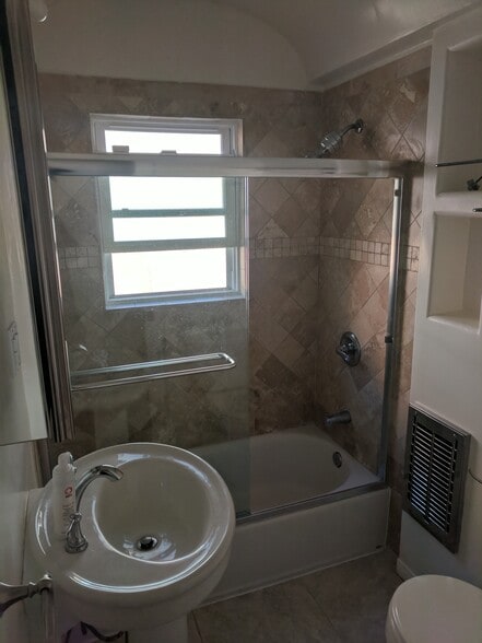 Building Photo - 1053 6th Ave