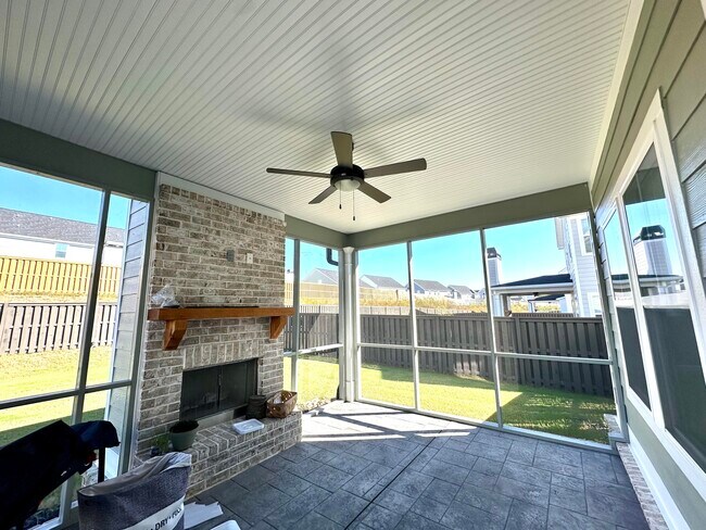 Building Photo - 2987 Rosewood Dr