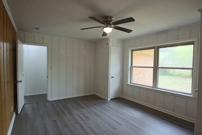 Building Photo - Adorable 3 Bed 2 Bath in Tyler with TWO Living Spaces! 1/2 OFF FIRST FULL MONTHS RENT!!