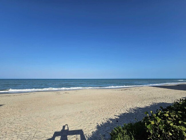 Building Photo - Seaside Serenity Awaits: Spacious 3-Bedroo...