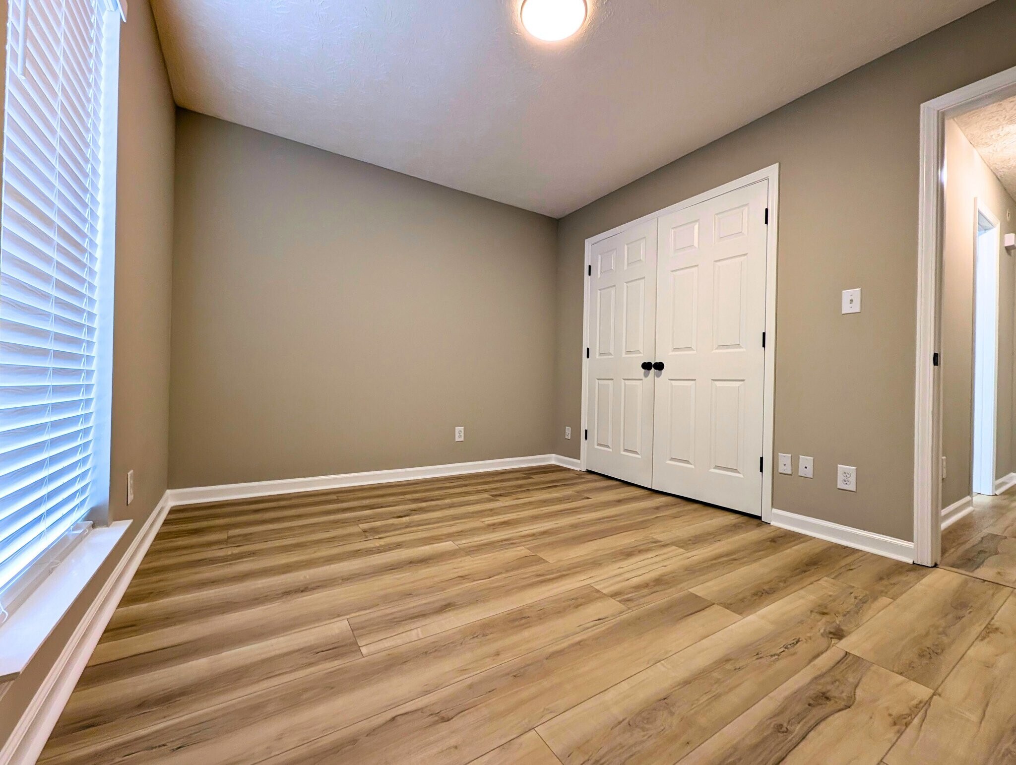 Building Photo - 223 S Springfield Dr
