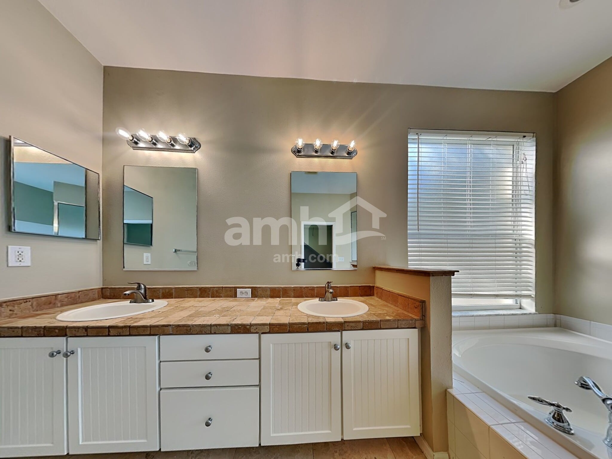 Building Photo - 5018 Sky Blue Dr