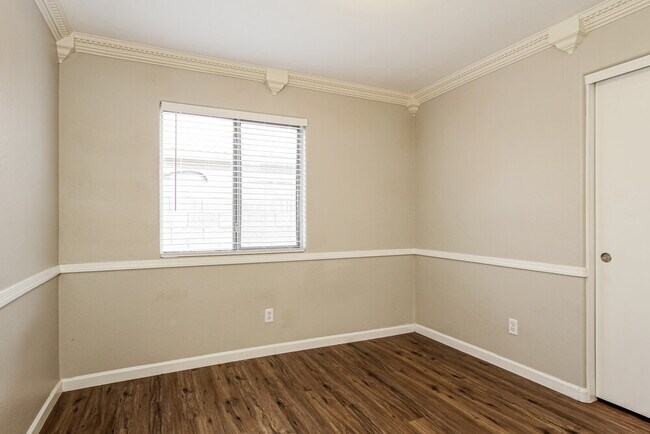 Building Photo - 15550 N Naegel Dr