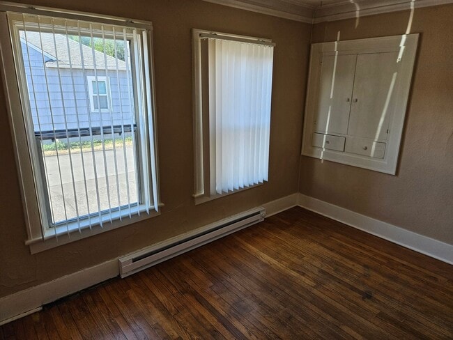Building Photo - Spacious Campus Home! - $300 OFF 1ST MONTH...