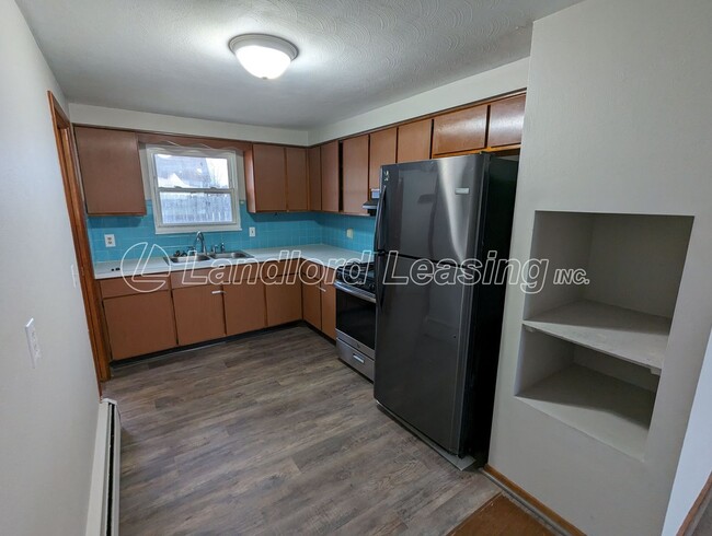 Building Photo - Updated Ranch Duplex in Lorain with Garage