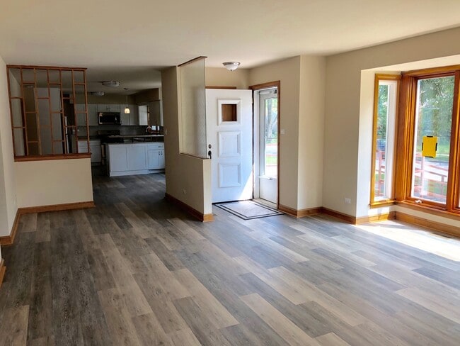 Building Photo - Updated 3Bed/2Bath Home For Rent Brookfield! 2 Car Attached Garage