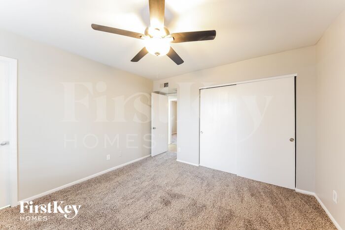 Building Photo - 2121 W Wickieup Ln