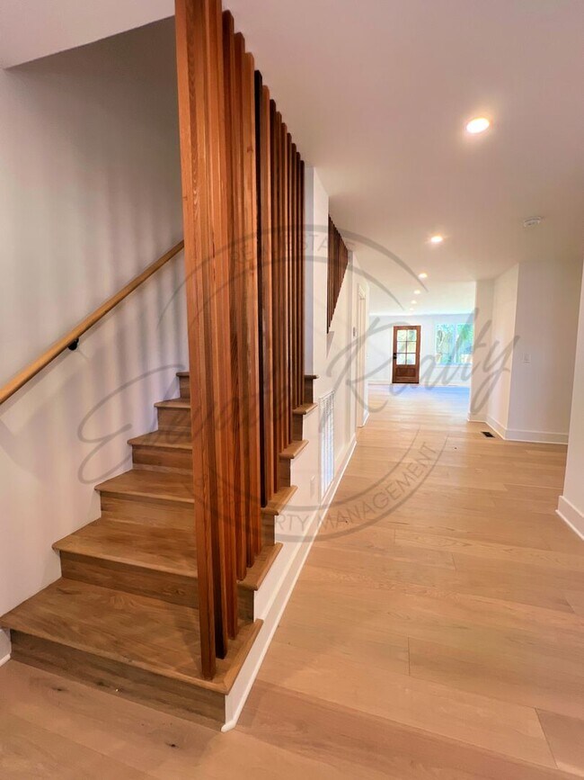 Building Photo - Modern Elegance in the Heart of Nashville ...