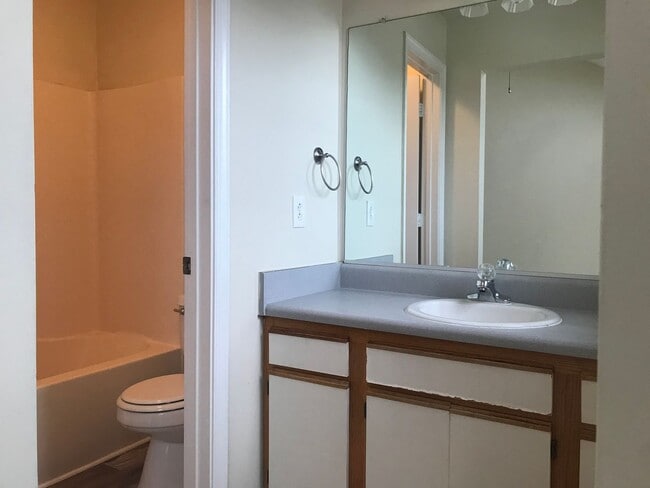 Building Photo - End Unit Townhouse in Virginia Beach