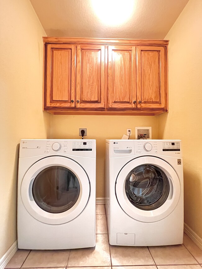 Laundry Room - 5715 W Stoney Creek Dr