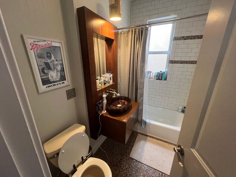 Building Photo - 733 E 3rd St