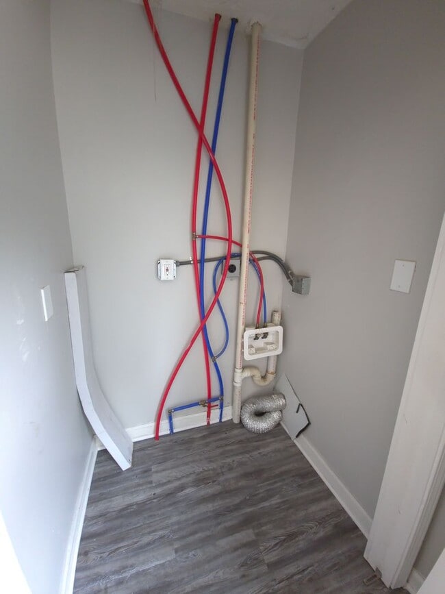 Building Photo - Two bedroom house in Churchill